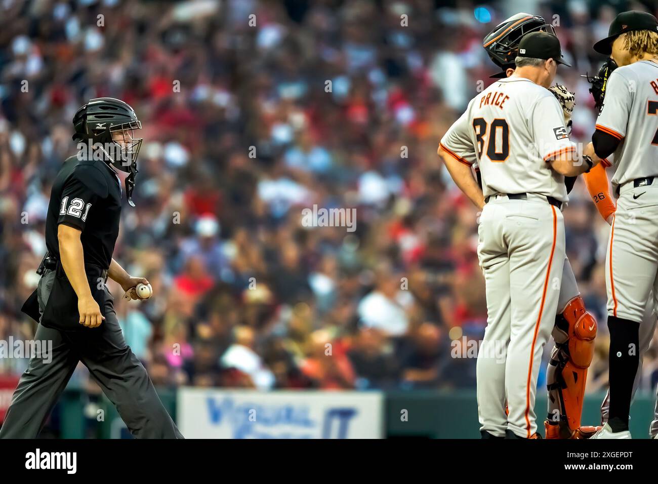 Cleveland, Oh, USA. 5th July, 2024. Home plate umpire Jonathan Parra (121) officiates the game between the Cleveland Guardians and the visiting San Francisco Giants at Progressive Field in Cleveland, OH. San Francisco goes on to win 4-2. (Credit Image: © Walter G. Arce Sr./ASP via ZUMA Press Wire) EDITORIAL USAGE ONLY! Not for Commercial USAGE! Stock Photo