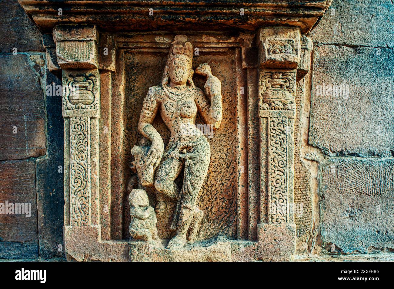 06 04 2008 7th century Ardhanarishvara (left half Shiva, right half Parvati) at the Kadasiddheswara Shaivism temple, Pattadakal monuments Karnataka In Stock Photo