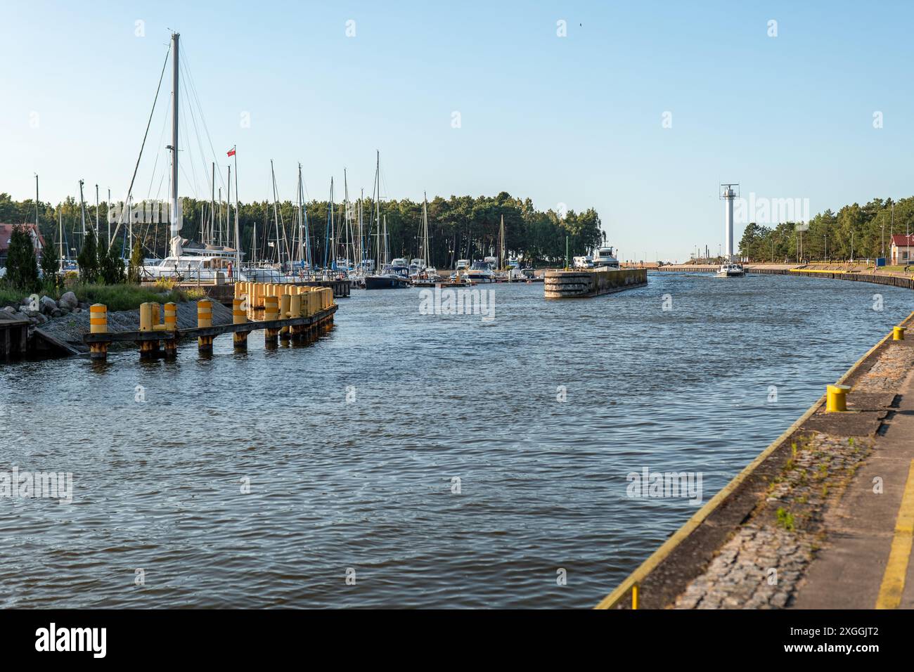 Dantelli panties va shortilardagi qizlarning fotosuratlari