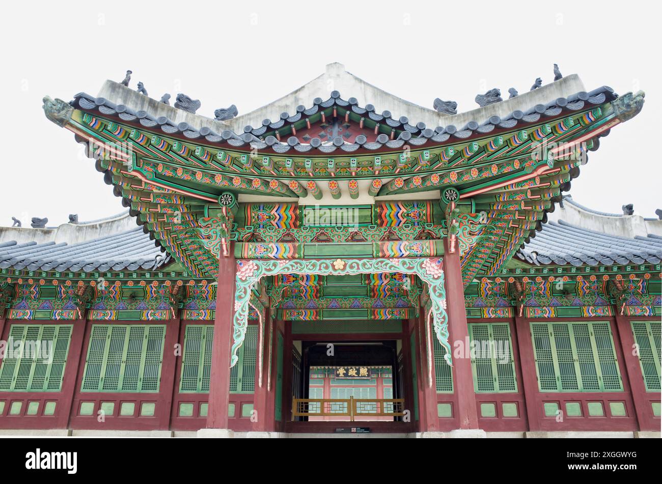 Colorful Korean palace entrance with intricate roof details and ornate paintwork, showcasing traditional architecture Stock Photo