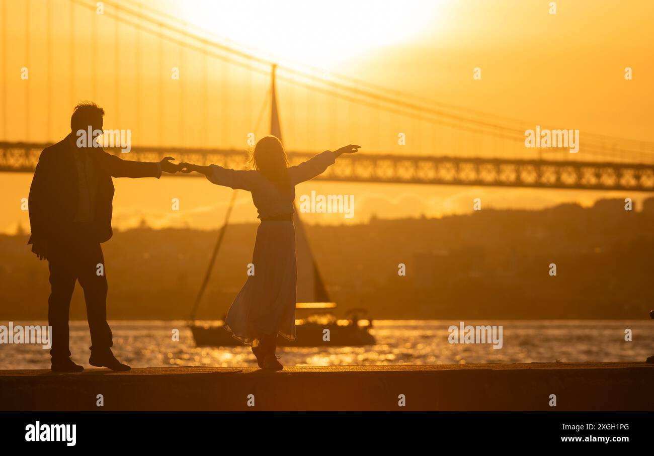 Sea bridge couple hand hi-res stock photography and images - Alamy