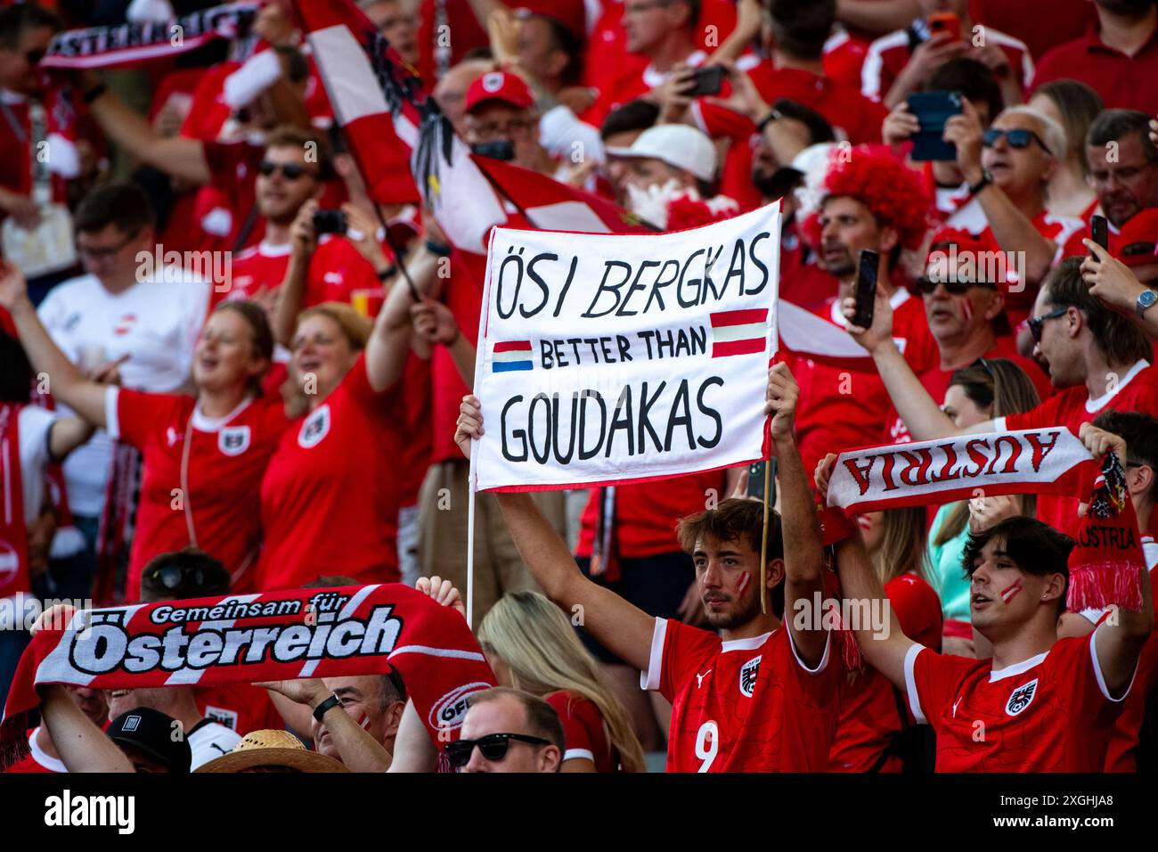 Ger Gem In Ned Gouda Fans von Oesterreich mit Schild Oesi Bergkas better than Goudakas, GER
