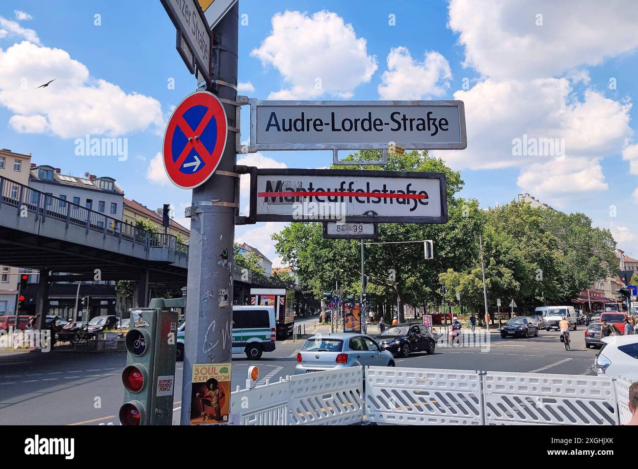Berlin, Deutschland, 09.07.2024: Kreuzberg: Umbenennung von Manteuffelstraße in Audre-Lorde-Straße: Vorübergehend wurden zwei Straßenschilder angebracht Die Umbenennung war unter chaotischen Umständen erfolgt, die Anwohner wussten monatelang nichts davon *** Berlin, Germany, 09 07 2024 Kreuzberg Renaming of Manteuffelstraße to Audre Lorde Straße Two street signs were temporarily installed The renaming had taken place under chaotic circumstances, the residents knew nothing about it for months Copyright: xdtsxNachrichtenagenturx dts 43750 Stock Photo