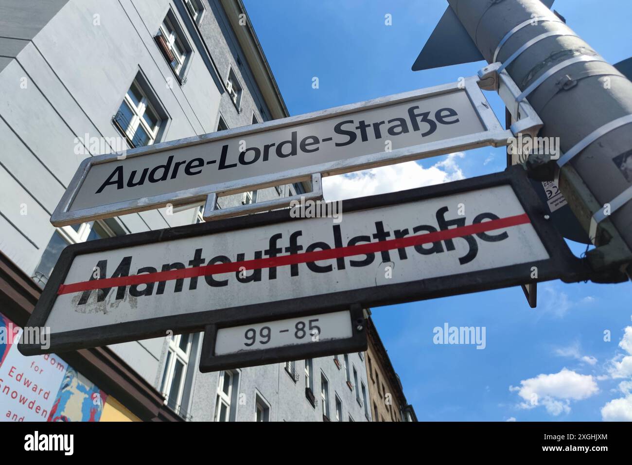 Berlin, Deutschland, 09.07.2024: Kreuzberg: Umbenennung von Manteuffelstraße in Audre-Lorde-Straße: Vorübergehend wurden zwei Straßenschilder angebracht Die Umbenennung war unter chaotischen Umständen erfolgt, die Anwohner wussten monatelang nichts davon *** Berlin, Germany, 09 07 2024 Kreuzberg Renaming of Manteuffelstraße to Audre Lorde Straße Two street signs were temporarily installed The renaming had taken place under chaotic circumstances, the residents knew nothing about it for months Copyright: xdtsxNachrichtenagenturx dts 43749 Stock Photo