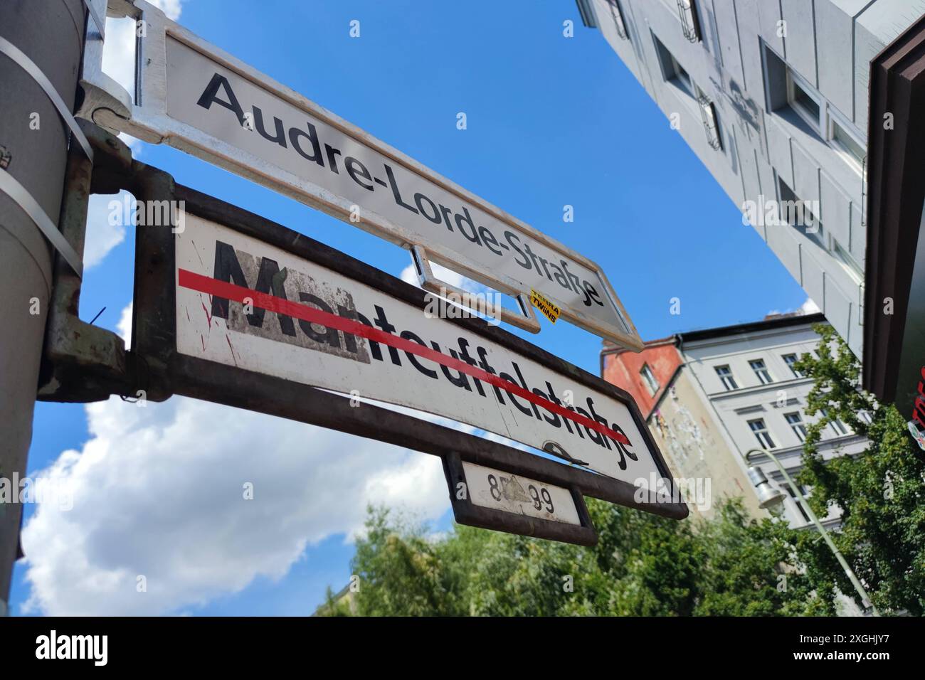 Berlin, Deutschland, 09.07.2024: Kreuzberg: Umbenennung von Manteuffelstraße in Audre-Lorde-Straße: Vorübergehend wurden zwei Straßenschilder angebracht Die Umbenennung war unter chaotischen Umständen erfolgt, die Anwohner wussten monatelang nichts davon *** Berlin, Germany, 09 07 2024 Kreuzberg Renaming of Manteuffelstraße to Audre Lorde Straße Two street signs were temporarily installed The renaming had taken place under chaotic circumstances, the residents knew nothing about it for months Copyright: xdtsxNachrichtenagenturx dts 43748 Stock Photo