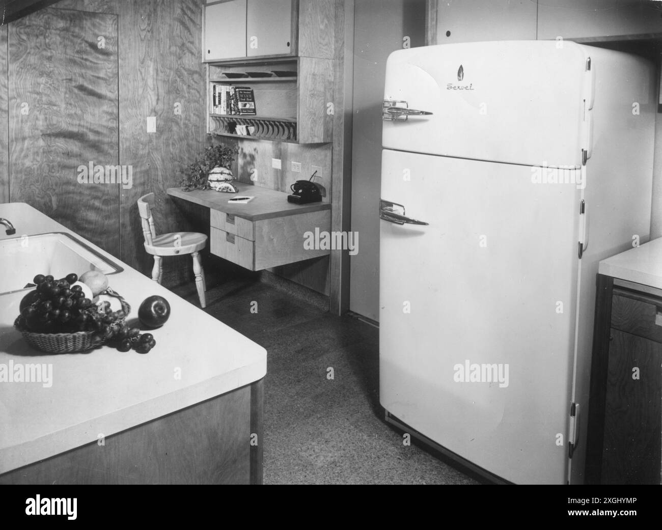 1950s kitchen Black and White Stock Photos & Images - Alamy 1950s kitchen Black and White Stock Photos & Images - Alamy