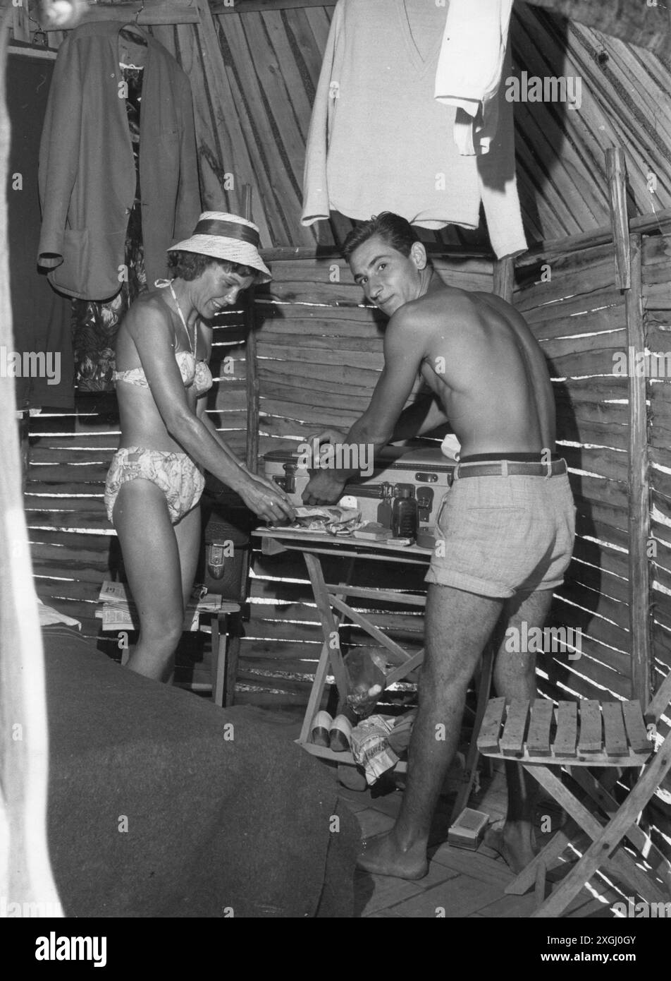 tourism, tourists, married couple during holiday in log cabin, 1950s, ADDITIONAL-RIGHTS-CLEARANCE-INFO-NOT-AVAILABLE Stock Photo