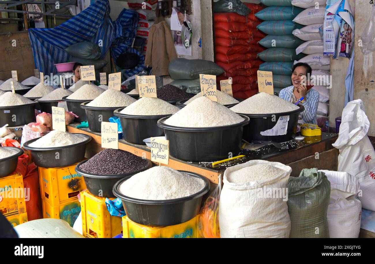 Selling Rice Verkaufsstand für verschiedene Sorten Reis auf dem lokalen Markt, Luang ...