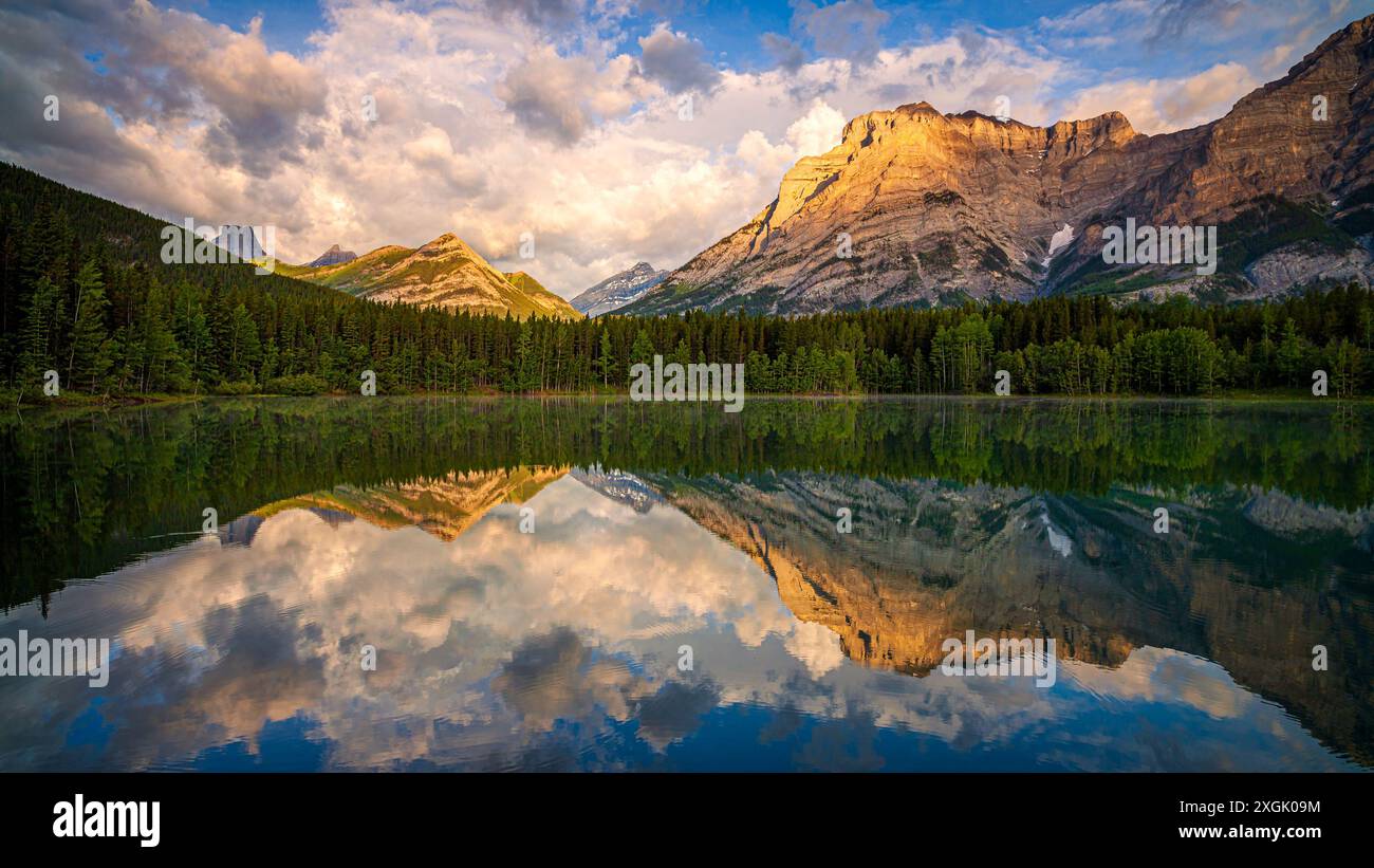 Calm lake reflecting sky clouds hi-res stock photography and images - Alamy