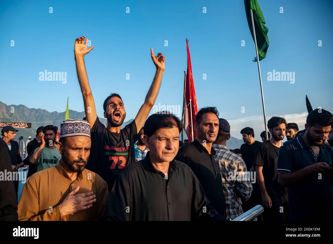Kashmiri Shia Muslims shout religious slogans while erecting a tall ...