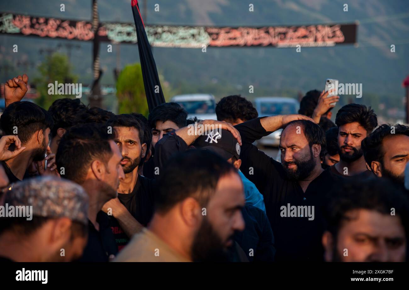 Kashmiri Shia Muslims prepare a religious flag to install on a road ...