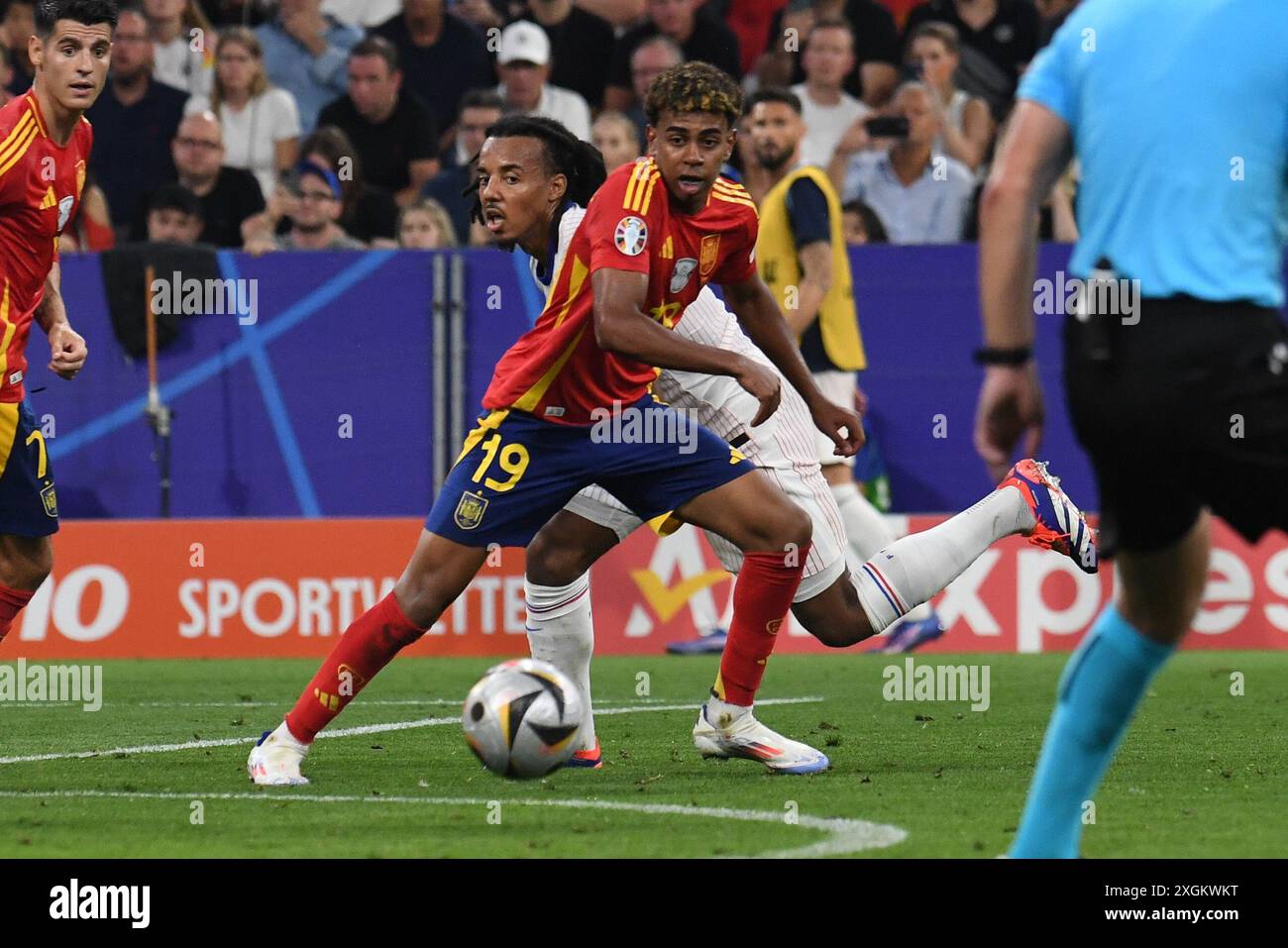 Munich, Germany. 10th July, 2024. MUNICH, GERMANY - JULY 9: Lamine Yamal of Spain and Jules Kounde of France during the UEFA EURO 2024 semi-final match between Spain v France at Munich Football Arena on July 9, 2024 in Munich, Germany.240709 SEPA 24 182 - 20240710 PD0188 Credit: APA-PictureDesk/Alamy Live News Stock Photo