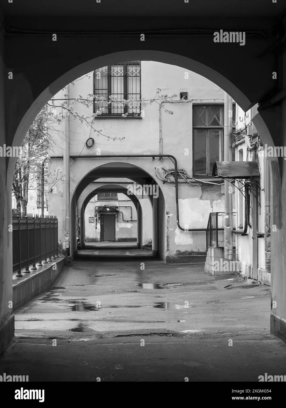Alleyway arch architecture buildings Black and White Stock Photos ...