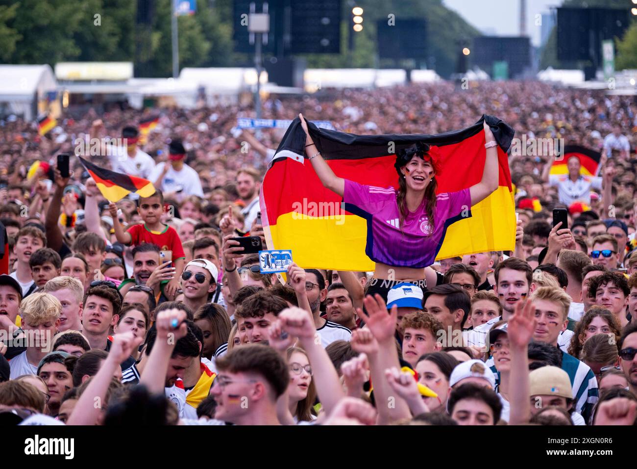 Deutsche Fußballfans feiern auf der Berliner Fanzone am Brandenburger ...