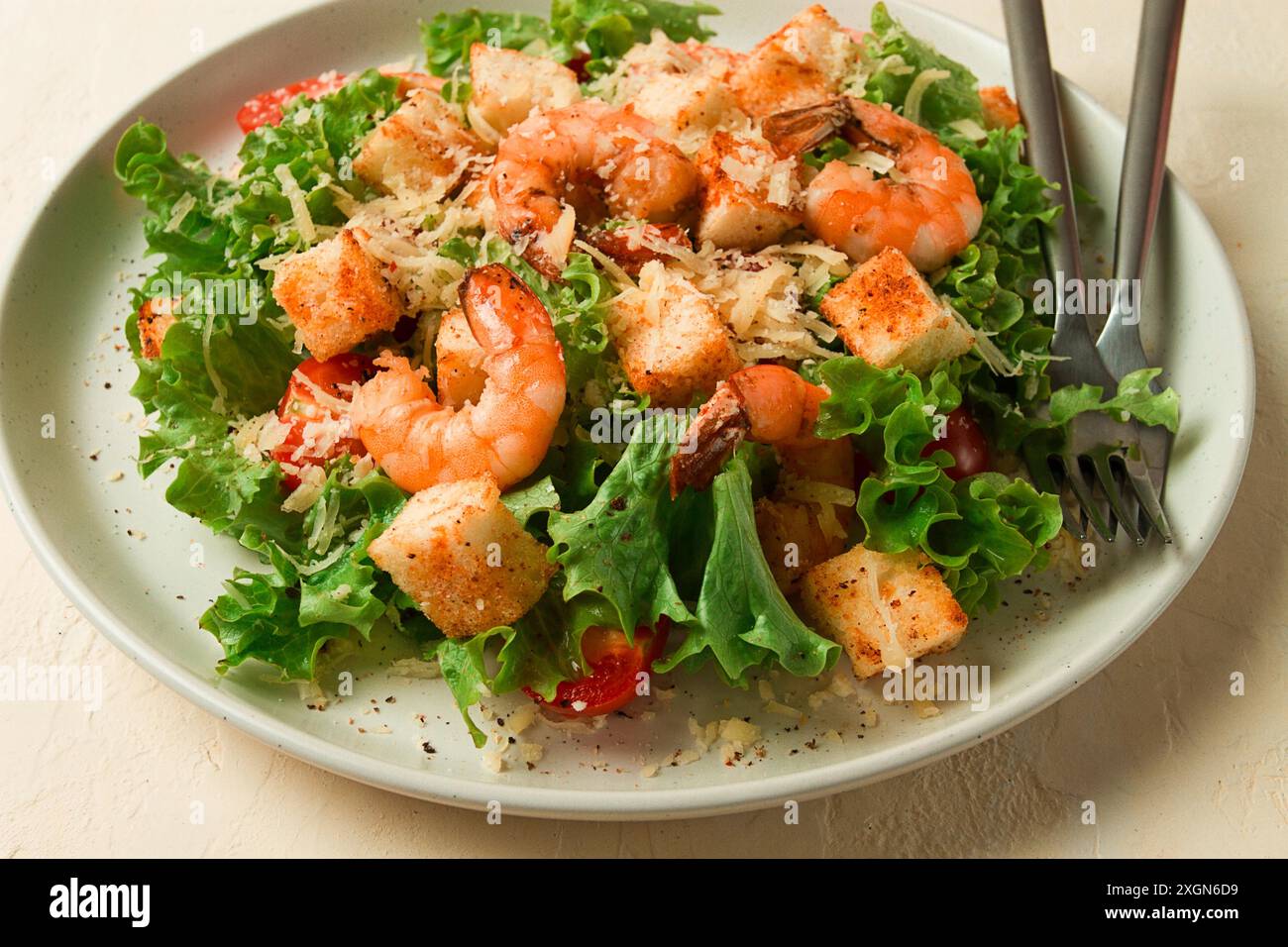 Caesar-Salat, mit Garnelen, auf weissem Hintergrund, hausgemacht, ohne ...