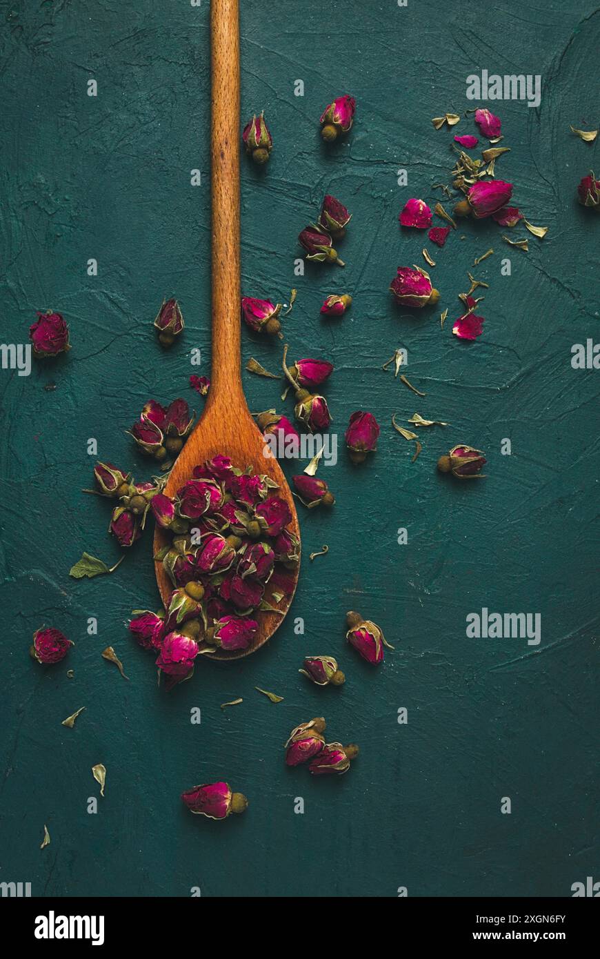 Rosa Tee, Damast-Rosenknospen, Holzloeffel, Draufsicht, keine Personen Stock Photo