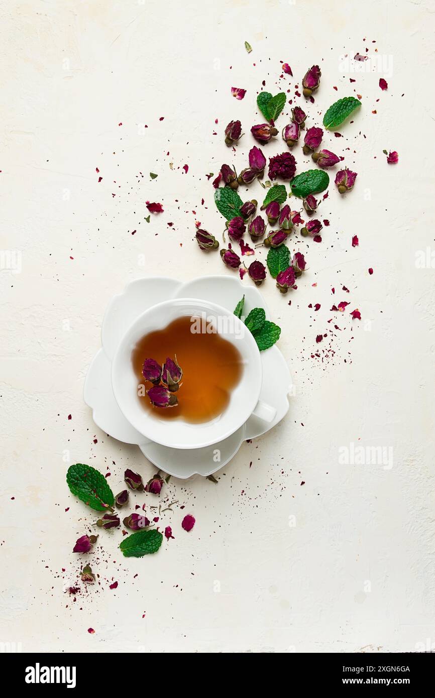 Tasse Tee, Damastrose, rosa Tee, Nahaufnahme Stock Photo