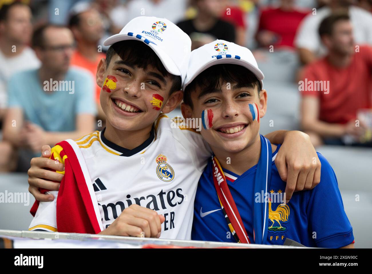 (240710) MUNICH, July 10, 2024 (Xinhua) Young fans pose before the UEFA Euro 2024