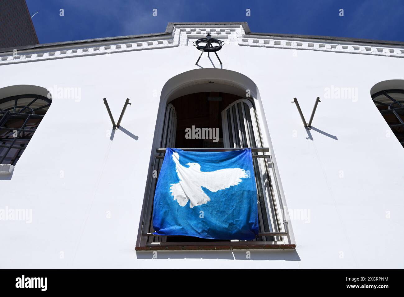 Banner mit Friedenstaube als Zeichen gegen den Ukraine-Krieg in Bergedorf, Hamburg, Deutschland *** Banner with dove of peace as a sign against the war in Ukraine in Bergedorf, Hamburg, Germany Stock Photo