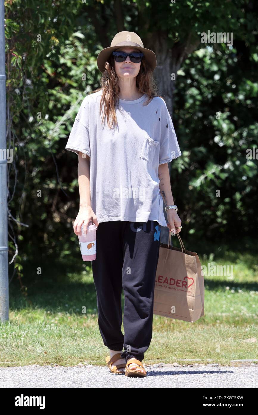 EXCLUSIVE **ALL ROUNDER**Drew Barrymore spotted having a casual morning  walk with a friend in The Hamptons, New York Featuring: Drew Barrymore  Where: The Hamptons, New York, United States When: 02 Jul 2024, image size:866x1390