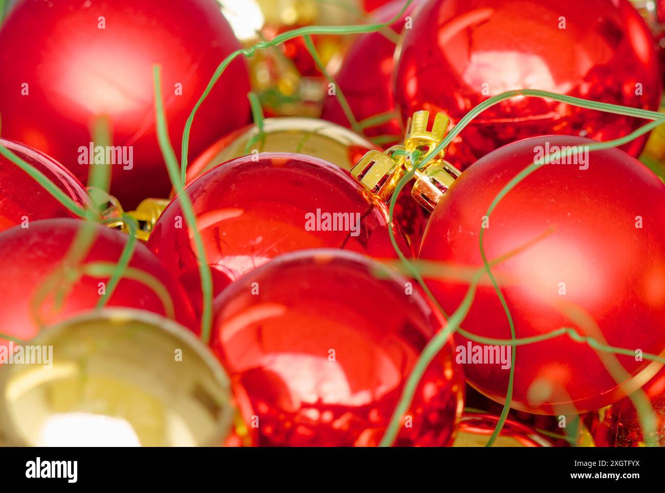Gold christmas tree baubles hi-res stock photography and images - Alamy