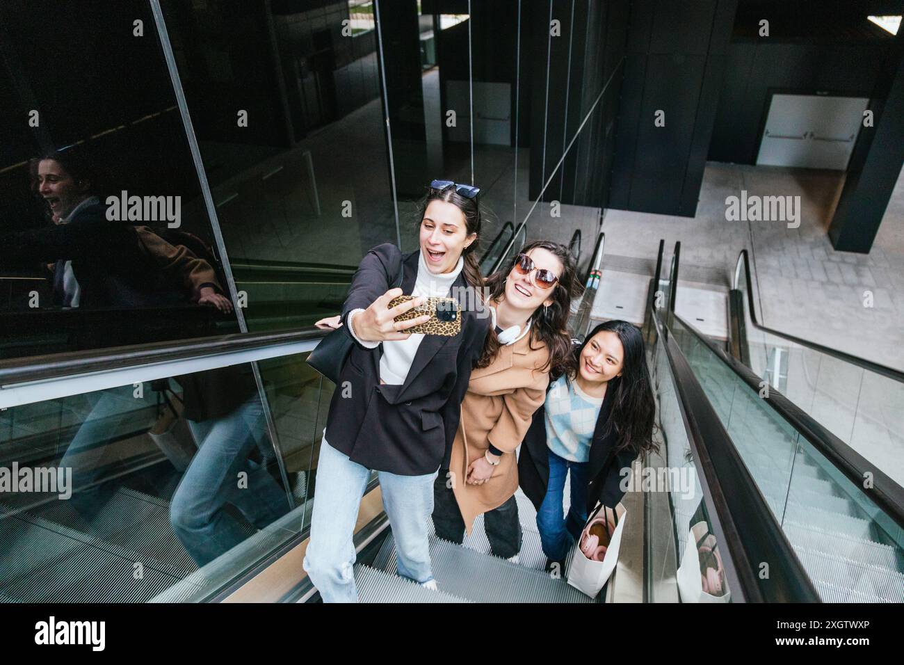 Women enjoying a day out shopping hi-res stock photography and images ...