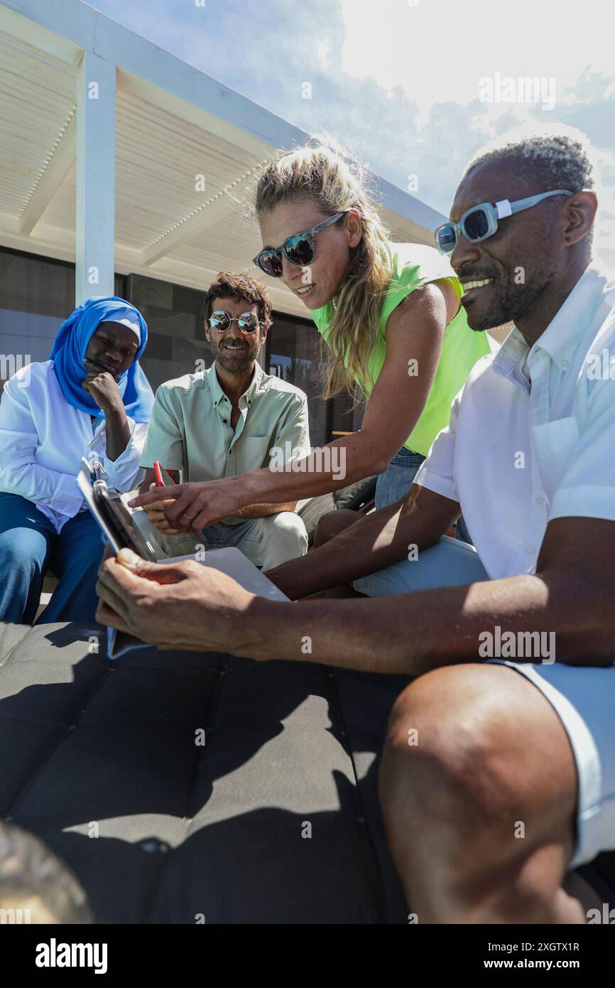 Sharing ide hi-res stock photography and images - Alamy