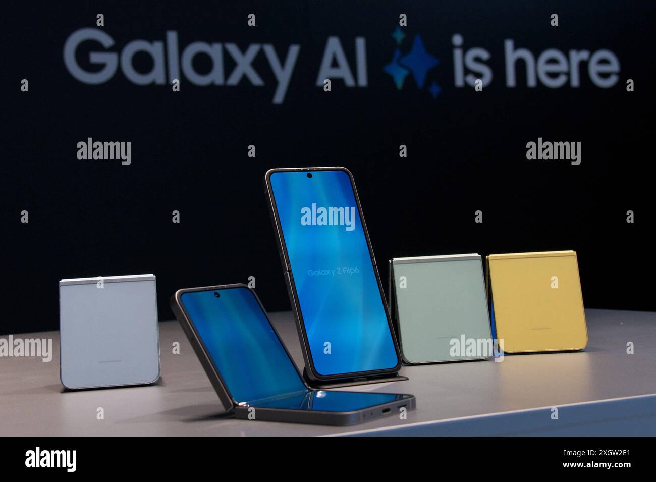 Samsung galaxy z flip 6 hi-res stock photography and images - Alamy