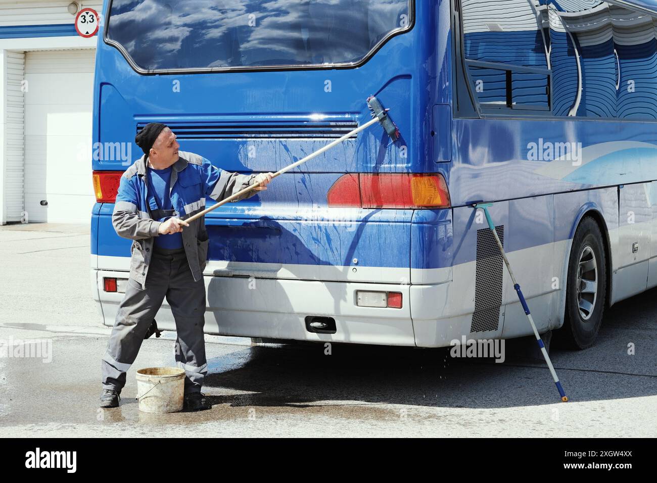 Bus exterior cleaning hi-res stock photography and images - Alamy