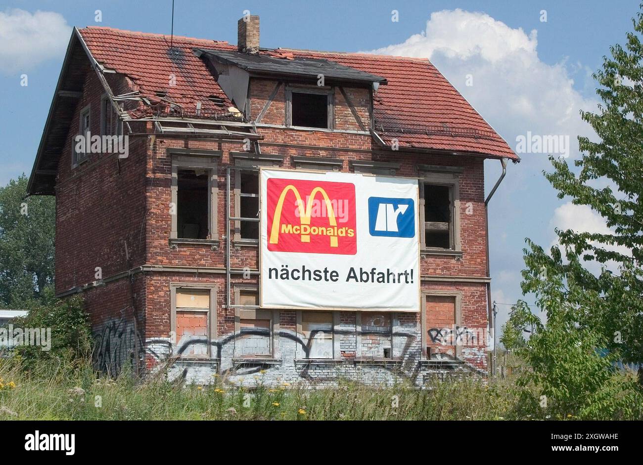 Abrisshaus mit Werbung, aufgenommen in Eisenach, Thueringen, 1. August 2004. *** Demolition house with advertising, taken in Eisenach, Thuringia, August 1, 2004 Stock Photo