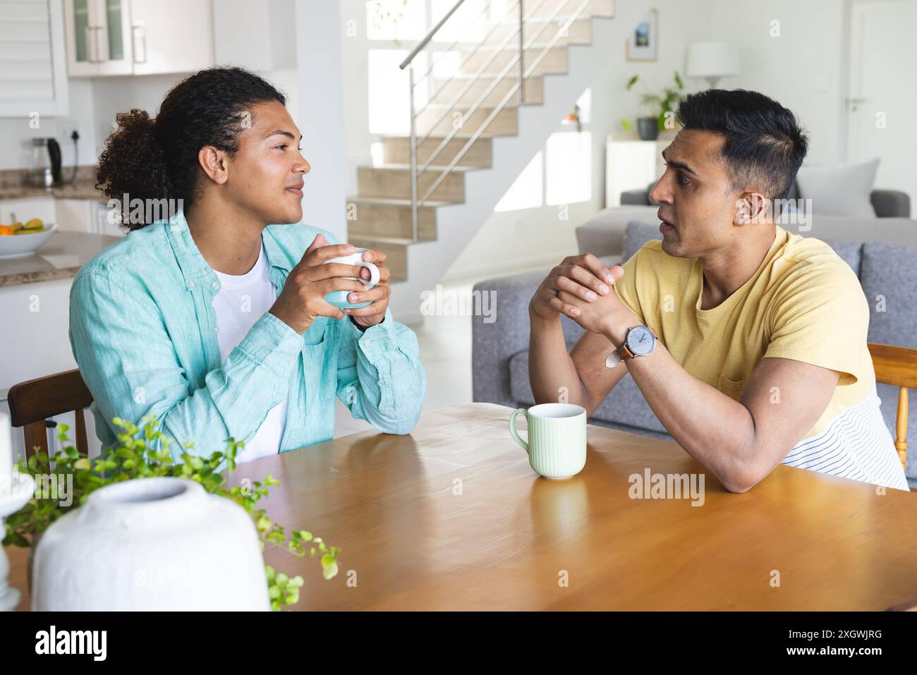 Young couple share conversation hi-res stock photography and images - Alamy