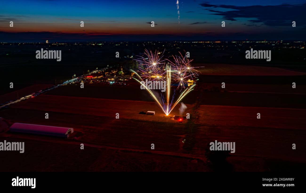 Farm Flip Exploding Twinkling fireworks exploding in night hi-res stock photography and ...