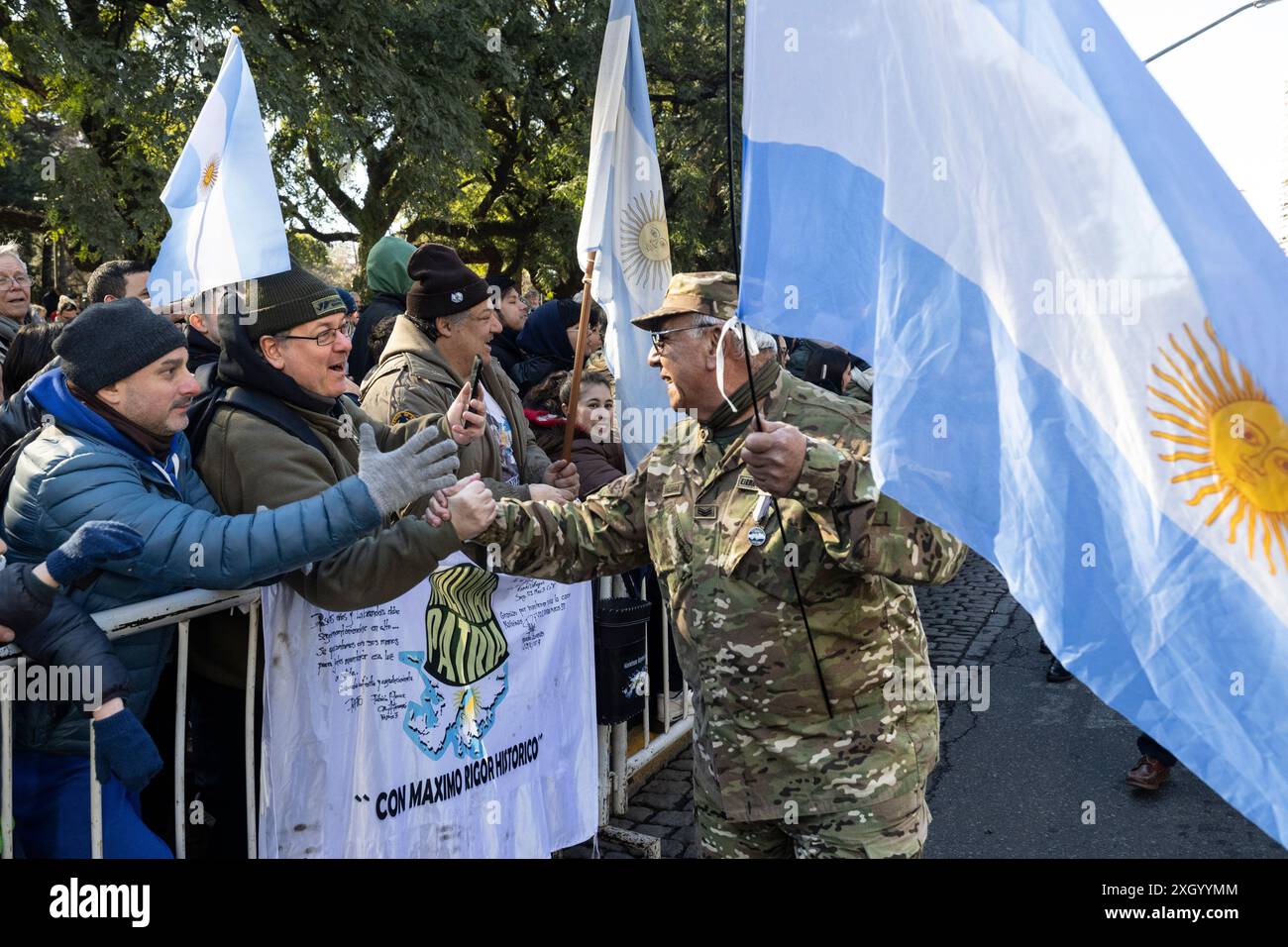 Buenos Aires, Argentina. 09th July, 2024. A veteran of the Malvinas war greets the people and carries an Argentine flag at the Independence Day parade. In the city of Buenos Aires, around 11:00 a.m., the parade for July 9, the day of the declaration of the independence of the Argentine Republic, took place. The act was presided over by President Javier Milei, accompanied by his main officials. Leading the parade were the veterans of the Malvinas War. (Photo by Rosana Alvarez Mullner/SOPA Images/Sipa USA) Credit: Sipa USA/Alamy Live News Stock Photo