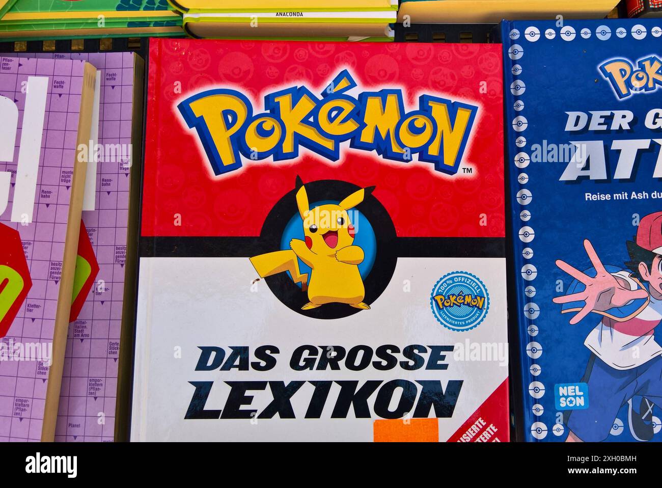 Pokemon - Buch, das grosse Lexikon im Buchhandel *** Pokemon book, the big  encyclopedia in bookstores Stock Photo - Alamy