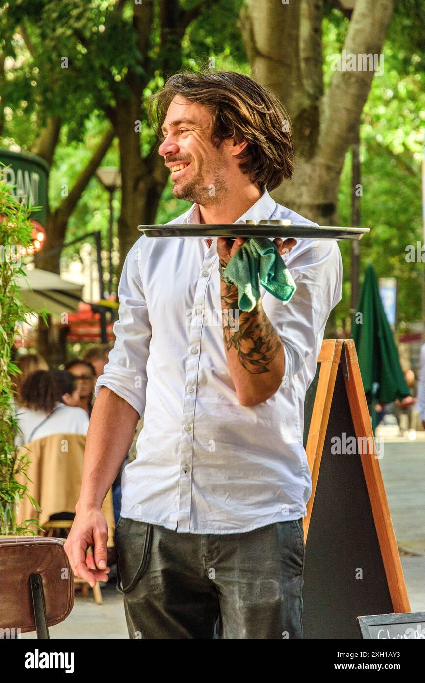 Smiling waiter paris hi-res stock photography and images - Alamy