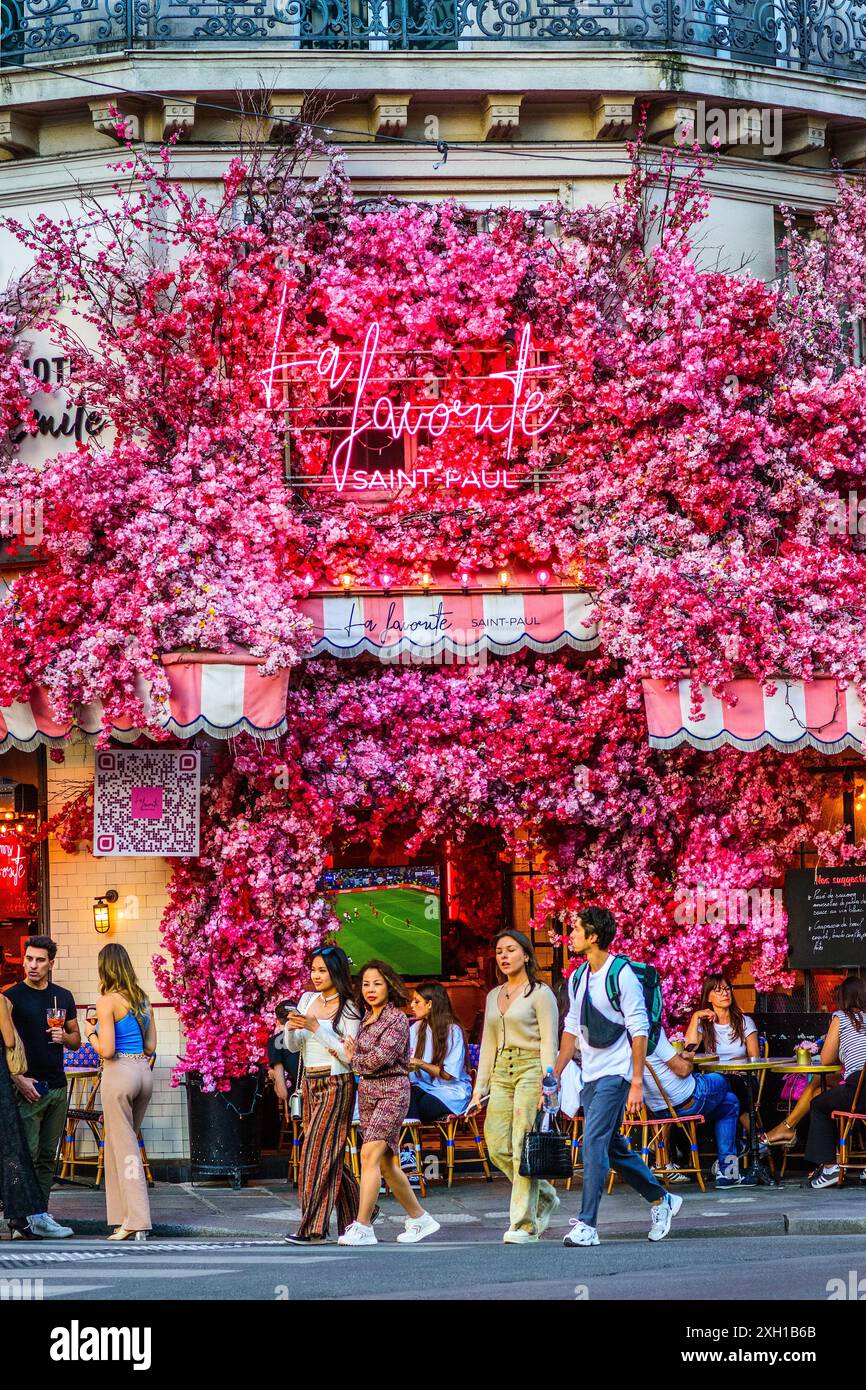 Decorative floral entrance to "La Favorite Saint Paul" cafe restaurant on the Rue de Rivoli, Paris 75004, France. Stock Photo
