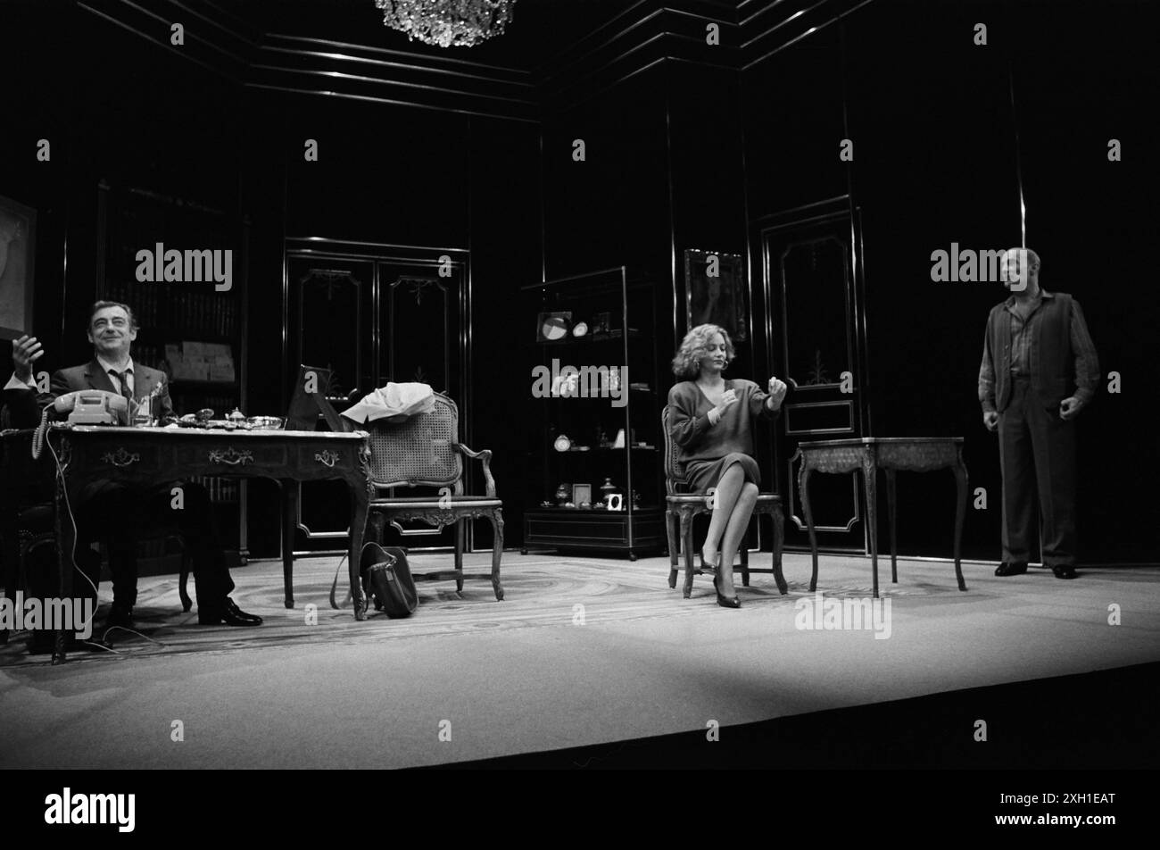 François Périer, Caroline Cellier and Bernard Haller Rehearsals for the play 'L'Age de Monsieur est avancé' by Pierre Etaix, directed by Jean Poiret, at the Comédie des Champs Elysées in Paris, in September 1985. Stock Photo