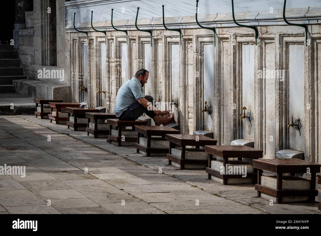 Man washing his feet before entering the Suleymaniye Mosque, built in 1557 for for the famous Ottoman emperor Suleiman the Magnificent, Istanbul, Turk Stock Photo