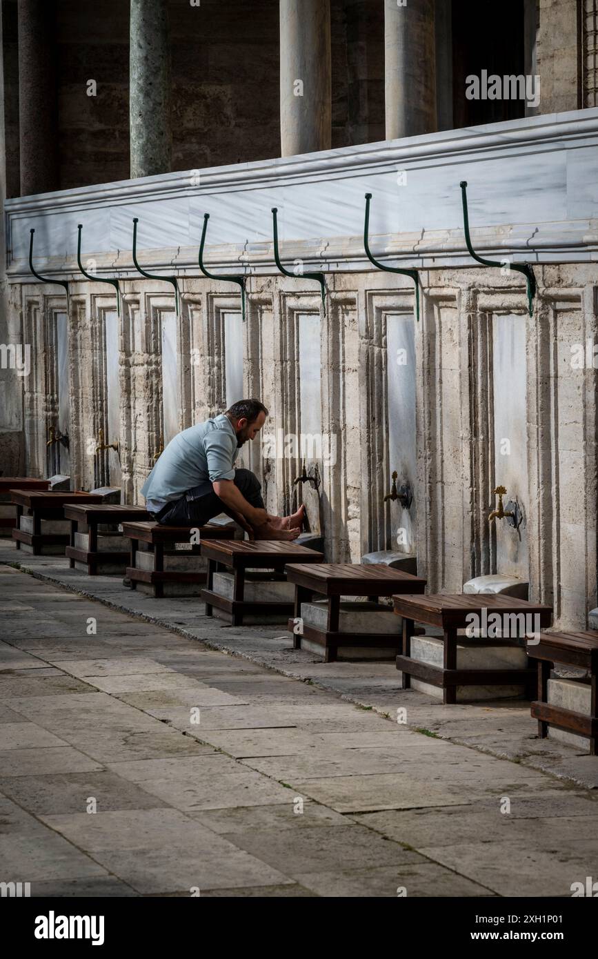 Man washing his feet before entering the Suleymaniye Mosque, built in 1557 for for the famous Ottoman emperor Suleiman the Magnificent, Istanbul, Turk Stock Photo