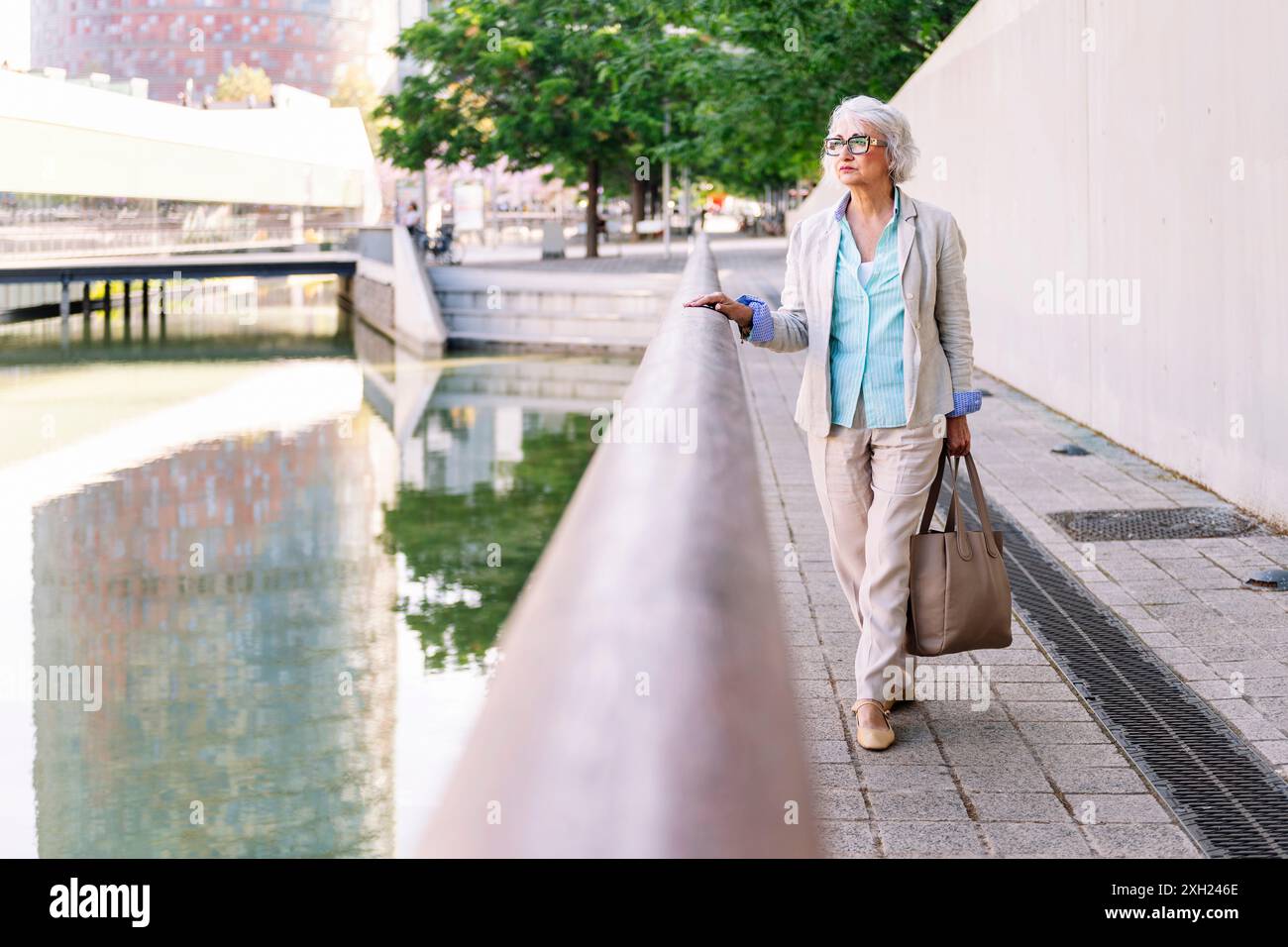 Stylish mature woman alone hi-res stock photography and images - Alamy