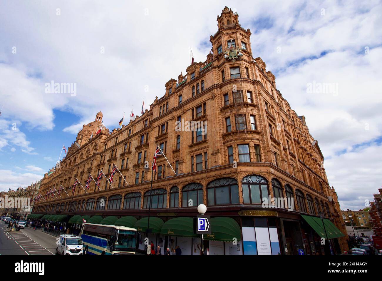 Harrods knightsbridge, london hi-res stock photography and images - Alamy