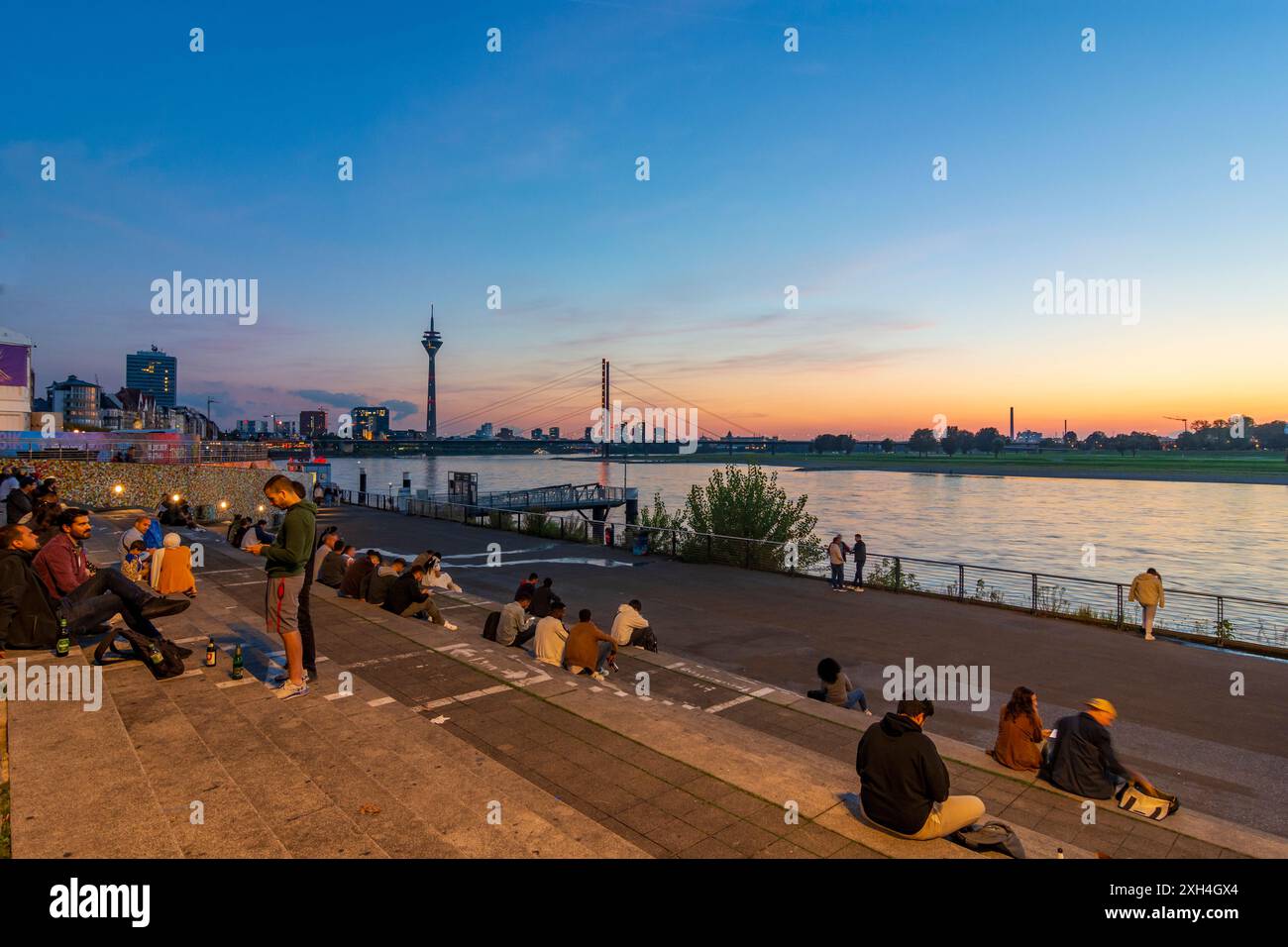 Düsseldorf: Rhine promenade (Rheinuferpromenade), river Rhein, people ...