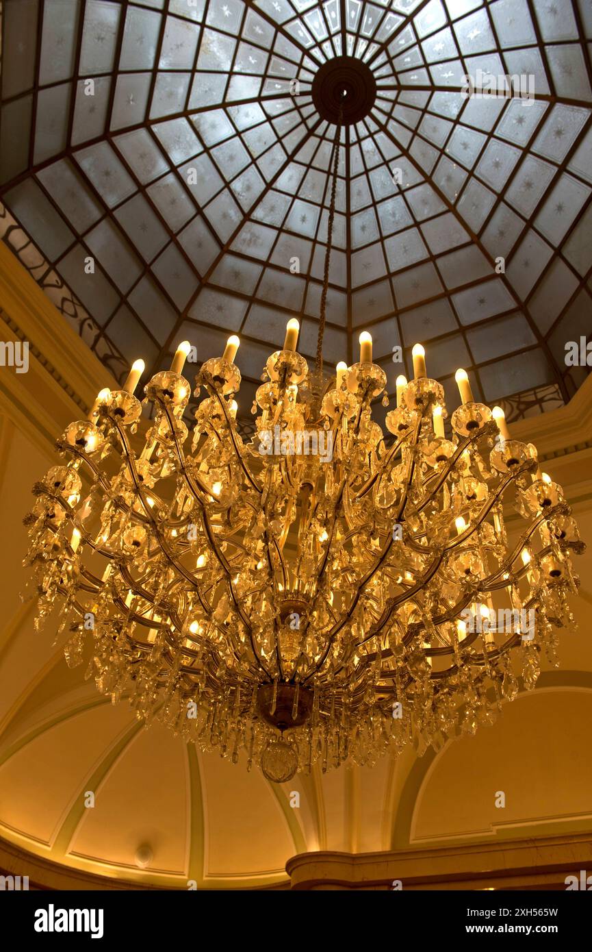 Kronleuchter im Grandhotel Pupp im Bäderviertel, Karlsbad, Karlovy Vary, Böhmen, Tschechien *** Chandelier at the Grandhotel Pupp in the spa quarter, Stock Photo