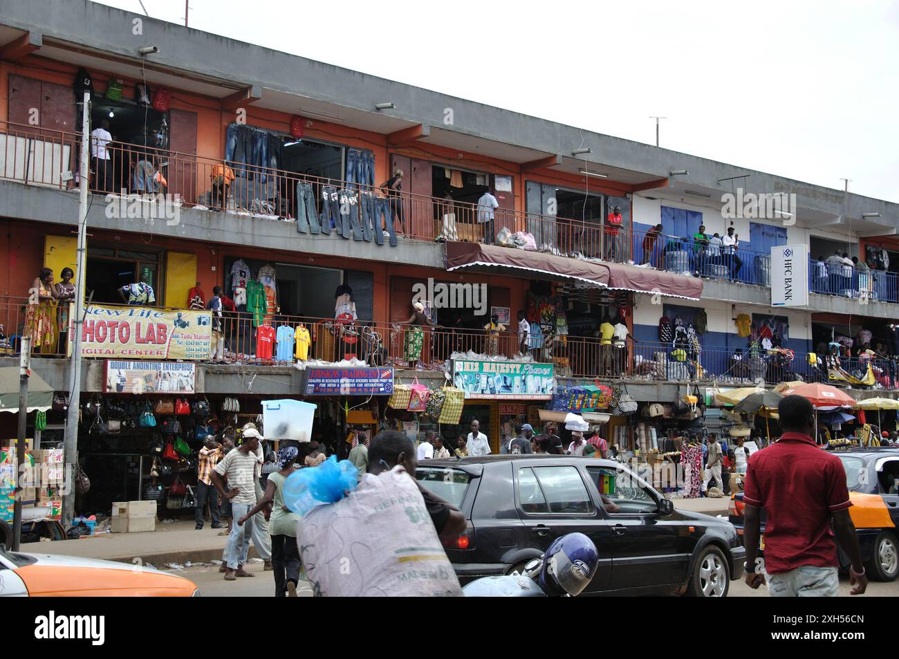 Busy street market scene hi res stock photography and images Alamy