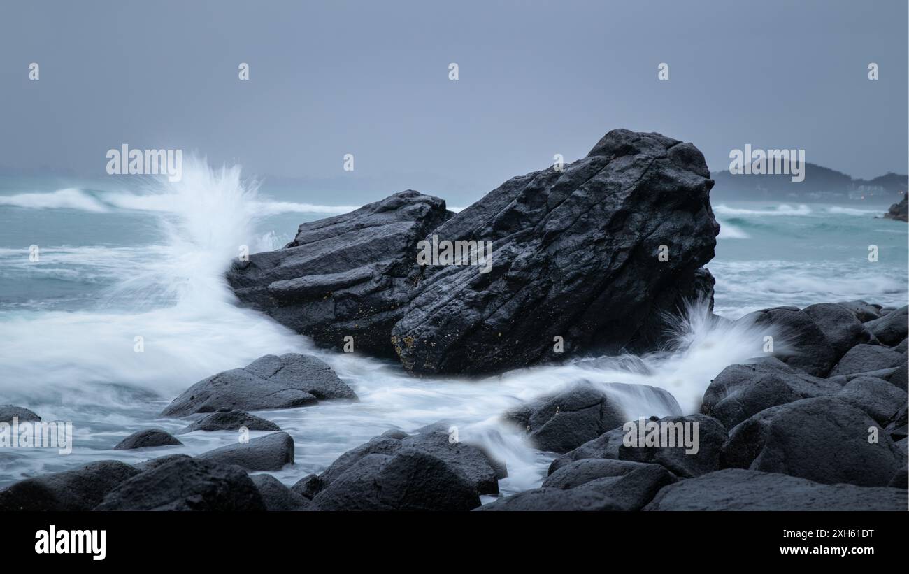 Amazing view rocks waves hi-res stock photography and images - Alamy