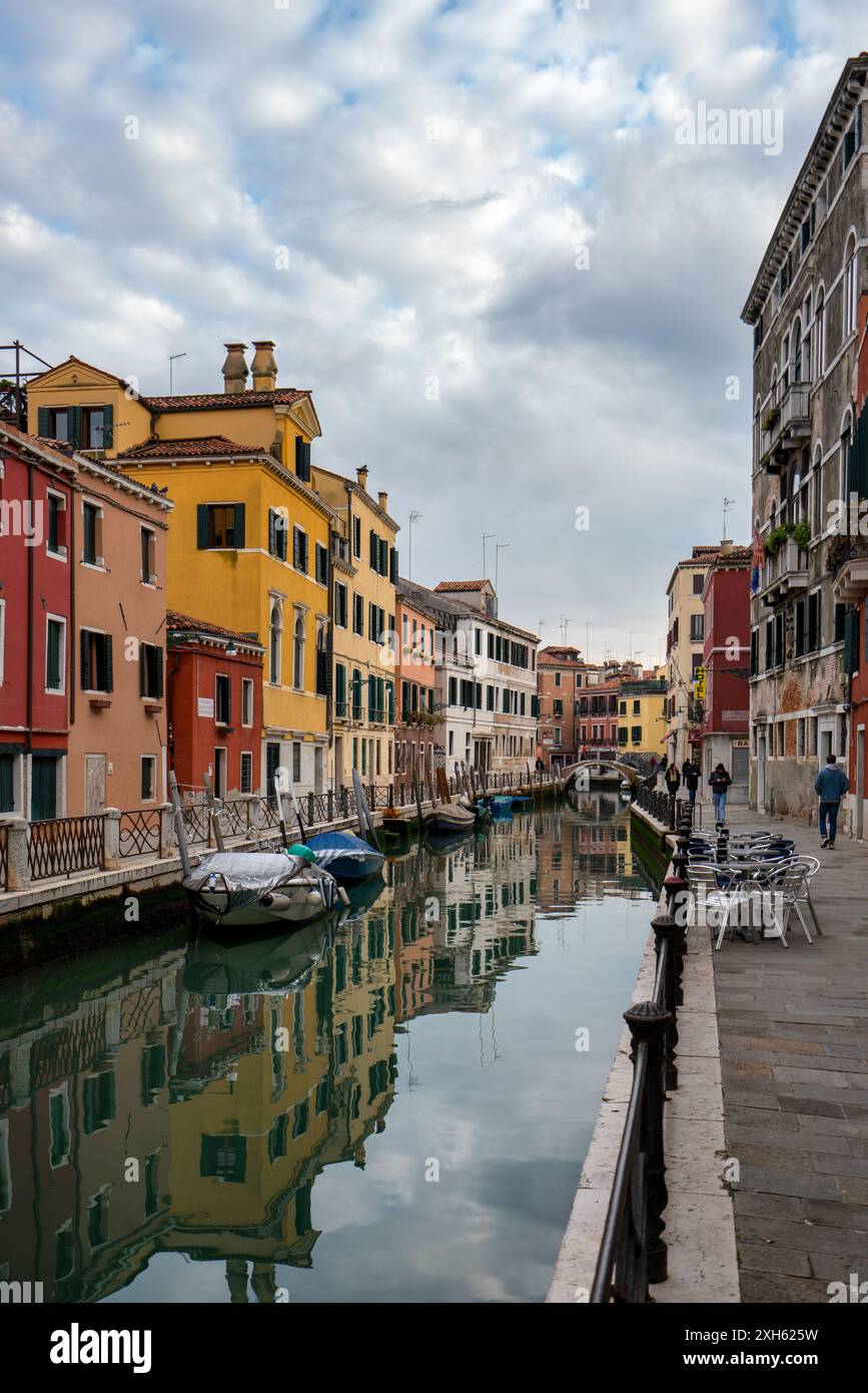 Canal pathways hi-res stock photography and images - Alamy