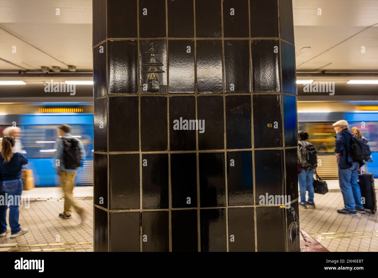 A few tentative artistic details can be found on tiles in the Stockholm metro stations of the 1950s, such as here in T-Centralen with the motif tile of a ship. In the 1950s, there was not yet the courage to leave the metro stations carved into the rock with their grotto-like character. Today, 38 of the 100 stations look like huge colorful grottos. Arsenalsgatan, Stockholm, Stockholms län, Sweden Stock Photo