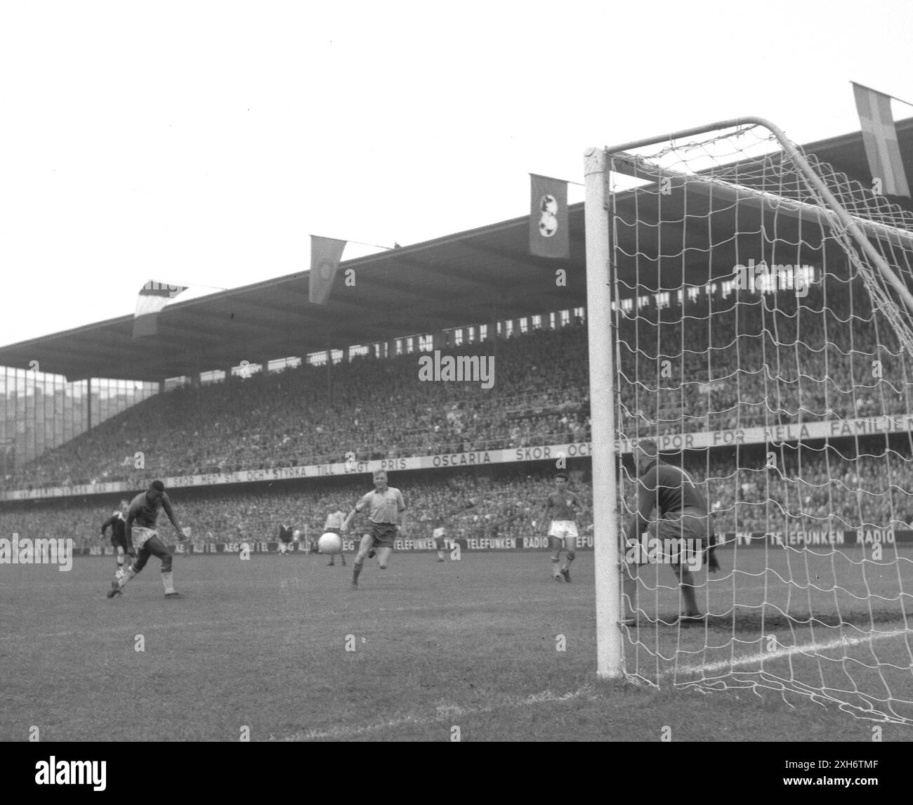 1958 World Cup in Sweden: Final Brazil - Sweden 29.06.1958 in Stockholm. Pele (Brazil, left) scores the goal to make the final score 5:2. Right: Tw. Karl Svensson (SWE). [automated translation] Stock Photo