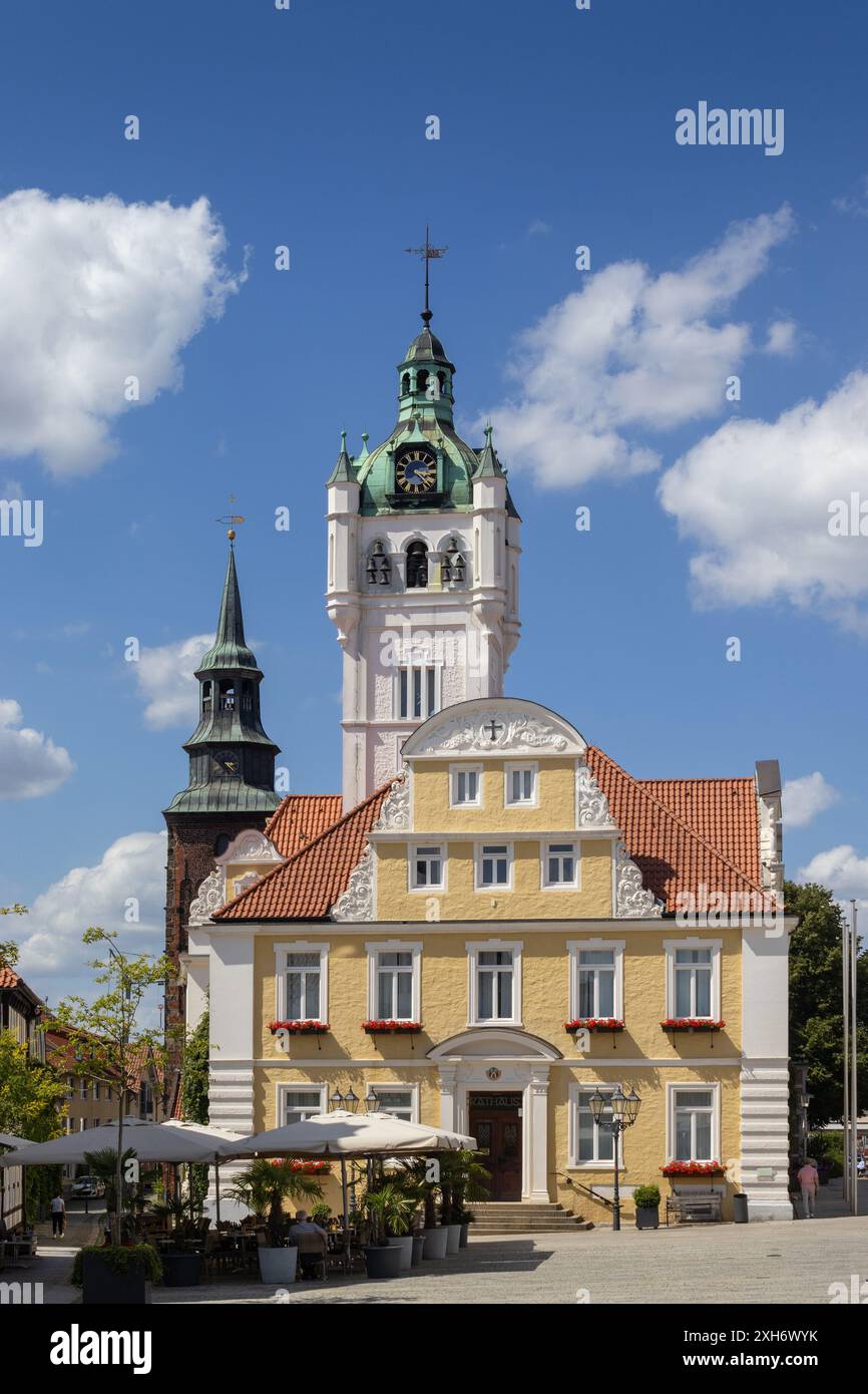 Exterior facade of the town hall (Rathaus) and Grosse Str. in Verden an der Aller, Lower Saxony, Germany. Summer view with blue sky and copy space abo Stock Photo