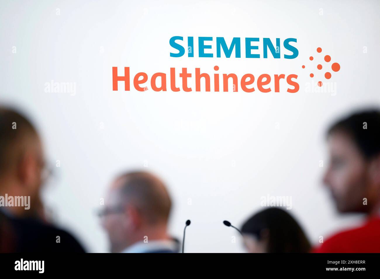 Das Logo von Siemens Healthineers beim Besuch von Bundeskanzler Olaf Scholz SPD im Werk der Siemens Healthineers AG in Erlangen. Themenbild, Symbolbild Erlangen, 08.07.2024 Bayern Deutschland *** The Siemens Healthineers logo during the visit of German Chancellor Olaf Scholz SPD to the Siemens Healthineers AG plant in Erlangen Theme image, symbolic image Erlangen, 08 07 2024 Bavaria Germany Copyright: xDwixAnoraganingrumx Stock Photo